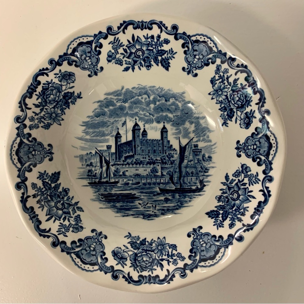 Two Vintage Wedgwood “Royal Homes of Britain” Porcelain Bowls - Picture 2 of 8